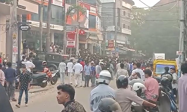 'ഒരു രൂപയ്ക്ക് ഷൂ!' ഓഫര് കേട്ട് ഇരച്ചു കയറി ആളുകള്, കോഴിക്കോട് പൊരിഞ്ഞ അടി; ലാത്തിച്ചാര്ജ്