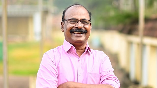 സി സി മുകുന്ദനെ പാളയത്തിലെത്തിക്കാന് തിരക്കിട്ട നീക്കം; ചര്ച്ചകളുമായി കോണ്ഗ്രസും ബിജെപിയും