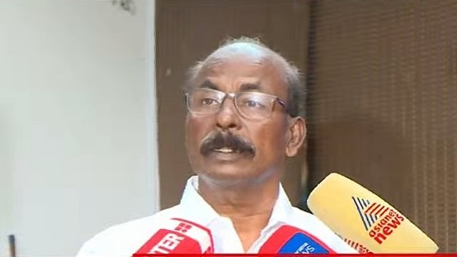 സിപിഐയില് പൊട്ടിത്തെറി; സ്ഥാനാര്ഥി നിര്ണയത്തിനെതിരെ സി സി മുകുന്ദന് എംഎല്എ, 'സീറ്റ് തന്നില്ലെങ്കിലും മത്സരിക്കും'