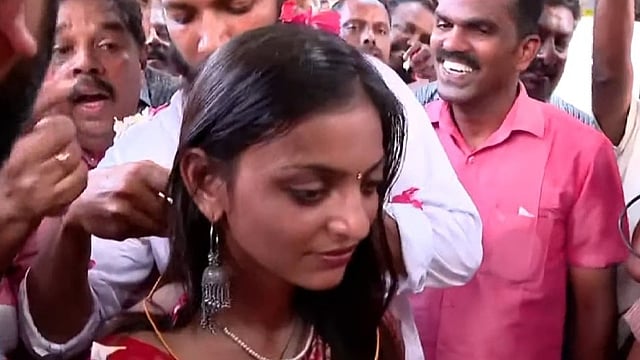 വൈറല് പെണ്കുട്ടിക്ക് കേരളത്തില് താലികെട്ട്; മൊണാലിസ വിവാഹിതയായി