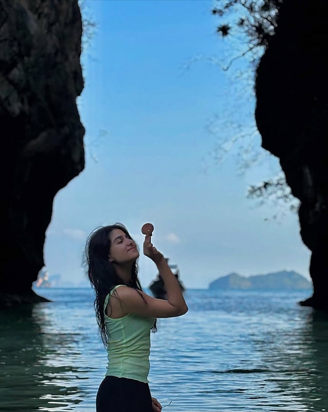 അവധി അടിച്ചു പൊളിച്ച് അനശ്വര
