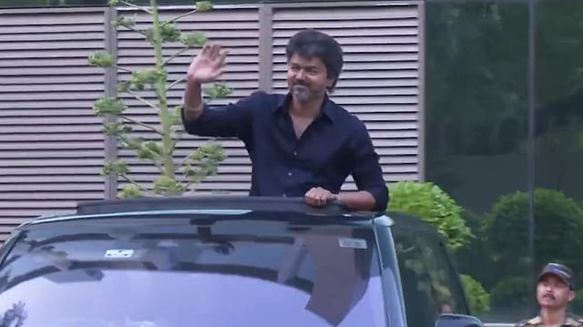 ഏഴ് മണിക്കൂർ മുള്‍മുനയില്‍, ആരാധകരെ കൈ വീശി കാണിച്ചു മടക്കം; വിജയ്‌യെ ചോദ്യം ചെയ്ത് സിബിഐ (വിഡിയോ)  