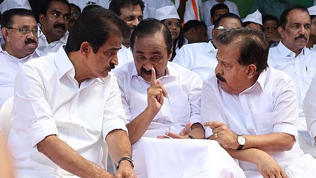 സീറ്റ് വീതംവെപ്പ്, കോണ്ഗ്രസില് കെ സി ഗ്രൂപ്പിന്റെ 'വെട്ടിനിരത്തല്'; വി ഡി സതീശനും ചെന്നിത്തലയ്ക്കും ക്ഷീണം