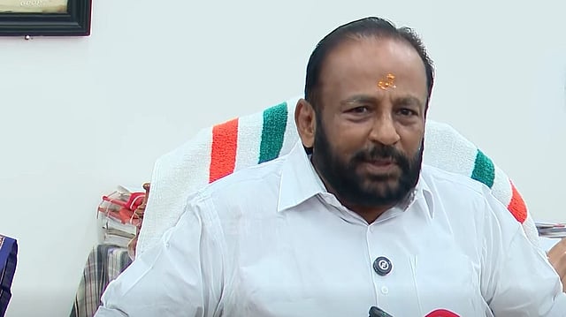 എ വി ഗോപിനാഥിന് ഗുരുവായൂരിലും കല്ലുകടി; ദേവസ്വം ബോര്ഡ് ചെയര്മാനായി വീണ്ടും സത്യപ്രതിജ്ഞ