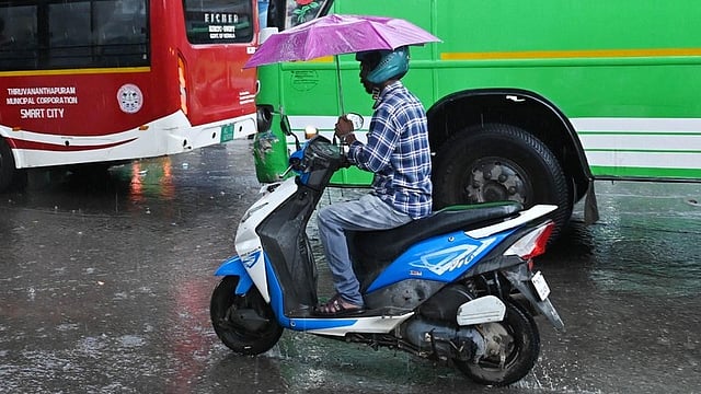 ഇരട്ട ചക്രവാതച്ചുഴി, ന്യൂനമര്‍ദ്ദ പാത്തി, വെള്ളിയാഴ്ച വരെ പരക്കെ മഴ; ഇടിമിന്നലിനും സാധ്യത