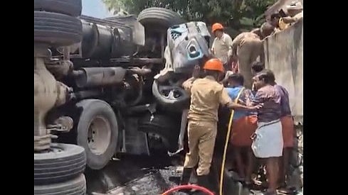 കയറ്റം കയറുമ്പോള് നിയന്ത്രണം വിട്ട് പിന്നിലേക്ക് ഉരുണ്ട് ഇറങ്ങി; ടിപ്പര് ലോറിയിടിച്ച് രണ്ട് വിദ്യാര്ഥികള് മരിച്ചു