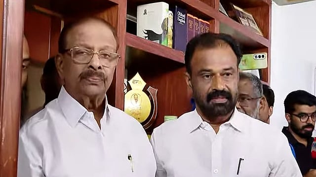 പിന്തുണയും അനുഗ്രഹവും തേടി മോഹനനെത്തി; ഷാള് അണിയിച്ച് സ്വീകരിച്ച് കെ സുധാകരന്