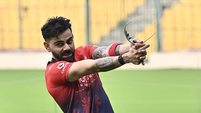 'ലണ്ടനിലേക്ക് പറക്കാൻ പ്രത്യേക ഫ്ലൈറ്റ് വേണം'; ആർസിബിയ്ക്ക് മുന്നിൽ കോഹ്ലി ആവശ്യം ഉന്നയിച്ചോ?