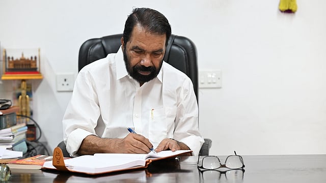 ഔദ്യോഗിക ലെറ്റർ പാഡിൽ വോട്ട് അഭ്യർത്ഥിച്ചു; വി ശിവൻകുട്ടിക്കെതിരെ ബിജെപിയുടെ പരാതി