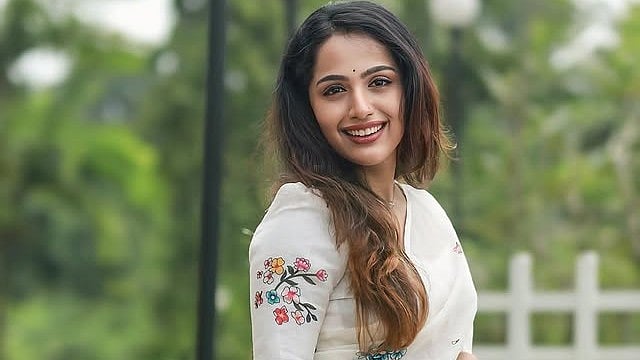 'പേടിച്ചാണ് ലൊക്കേഷനിൽ പോയത്, എന്നാൽ ഷൂട്ട് കഴിഞ്ഞിട്ടും മടങ്ങിപ്പോകാൻ തോന്നിയതേയില്ല'; 'പ്രതിഛായ'യിലെ നായിക നീതു കൃഷ്ണ
