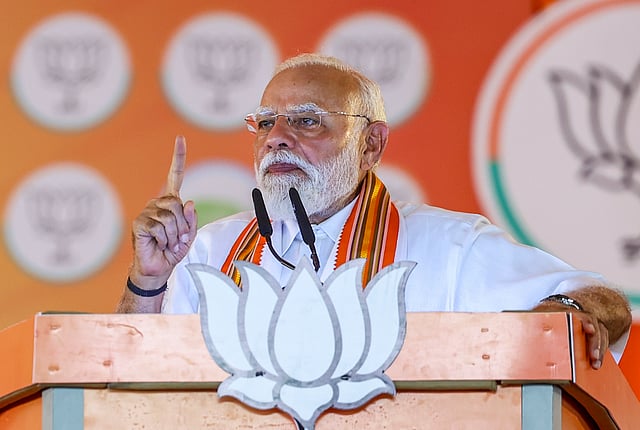 പതിറ്റാണ്ടുകളായി എൽഡിഎഫും യുഡിഎഫും ചേർന്ന് കേരളത്തെ മാറിമാറി കൊള്ളയടിക്കുകയാണെന്നും മോദി പറഞ്ഞു