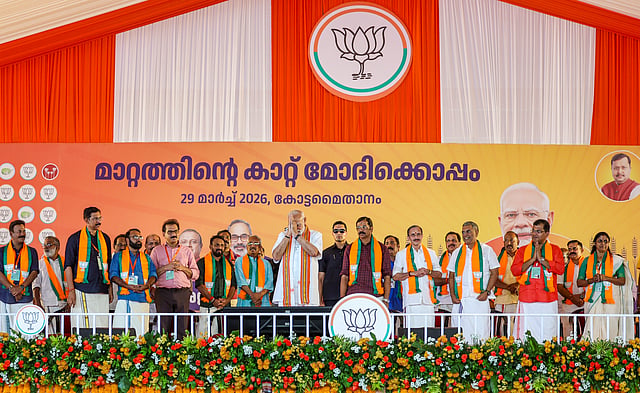 ഹെലിക്കോപ്റ്റർ മാർഗം പാലക്കാട് മേഴ്സി കോളേജ് ഗ്രൗണ്ടിലിറങ്ങിയ പ്രധാനമന്ത്രി നരേന്ദ്രമോദിയെ വൻ ജനക്കൂട്ടമാണ് സ്വീകരിച്ചത്.