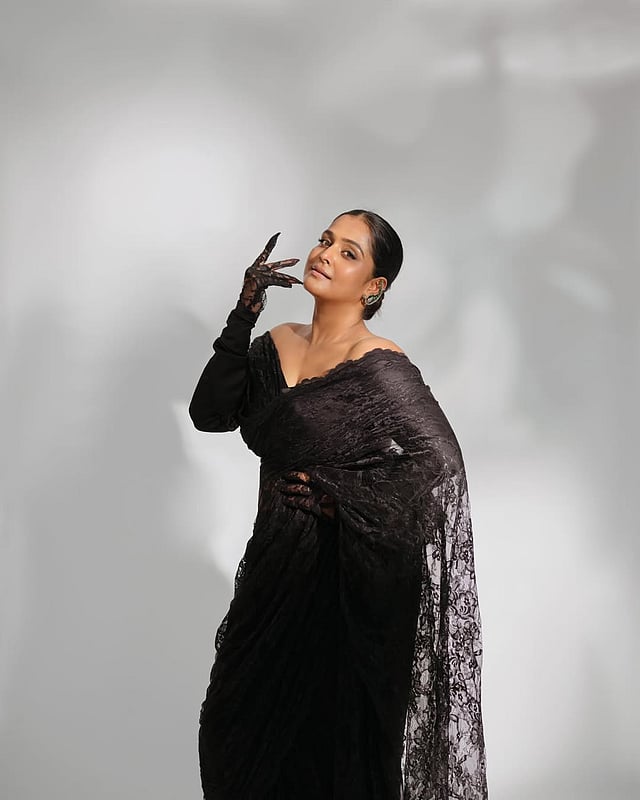 ഗ്ലാമറസ് ലുക്കിന് കയ്യടിച്ച് ആരാധകർ