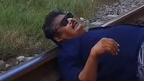 'കരുണാനിധി ആകാൻ നോക്കിയതാ...'; ട്രെയിൻ പാളത്തിൽ തലവെച്ചു കിടന്നു, നടൻ മൻസൂർ അലി ഖാന്റെ പേരിൽ കേസ്