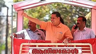 എല്ഡിഎഫ് സ്ഥാനാര്ഥിക്കായി സ്പീക്കറുടെ റോഡ് ഷോ; തെരഞ്ഞെടുപ്പ് കമ്മീഷന് പരാതിയുമായി ഷിബു ബേബി ജോണ്