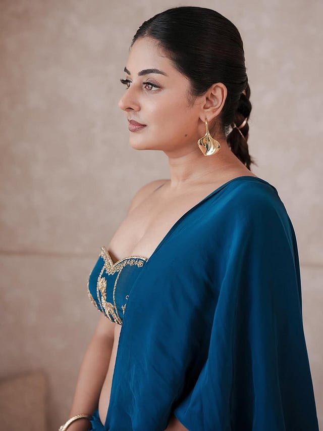 സോഷ്യല് മീഡിയ ഭരിച്ച് എസ്തർ