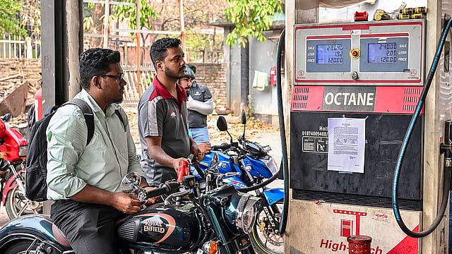 ഓഫീസുകളും വ്യാപാര സ്ഥാപനങ്ങളും ഒരു മണിക്കൂര് നേരത്തെ പൂട്ടും, വൈദ്യുതി അലങ്കാരങ്ങള്ക്കും നിരോധനം; ഊര്ജ പ്രതിസന്ധിയില് കടുപ്പിച്ച് ബംഗ്ലാദേശ്