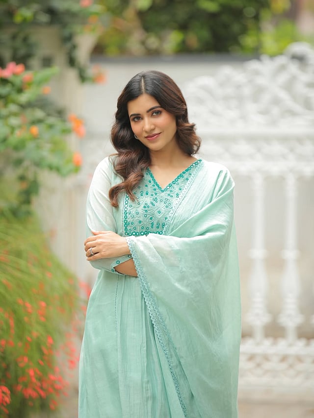 സിമ്പിള് ലുക്കിലെത്തിയാണ് അഞ്ജു കയ്യടി നേടുന്നത്