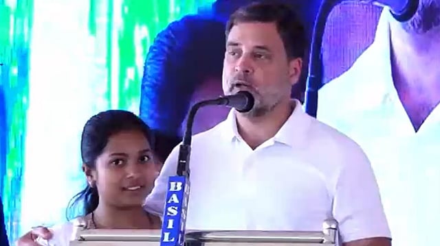 'കേരളത്തിലെ സ്ത്രീത്വത്തിന്റെ പ്രതിനിധി'; വന്ദേമാതരം ആലപിച്ച പെൺകുട്ടിയെ ചേർത്തു പിടിച്ച് രാഹുൽ ഗാന്ധി (വിഡിയോ)