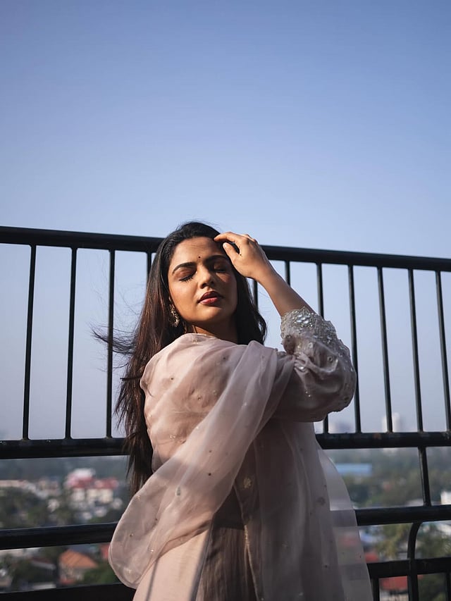 പുത്തന് ചിത്രങ്ങളുമായി നിഖില വിമല്