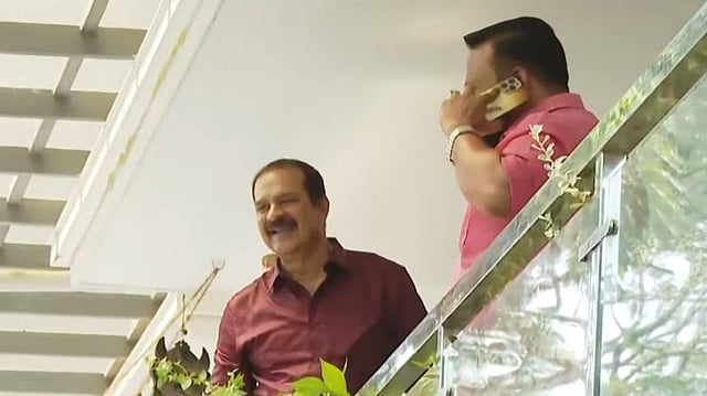 ഒളരിക്ക് പിന്നാലെ വാടാനപ്പള്ളിയിലും കിറ്റ് വിവാദം; സൂപ്പര്മാർക്കറ്റ് ഉടമ കസ്റ്റഡിയില്, ഗോഡൗണിന്റെ മുകളിലെ മുറിയില് ദേവന്