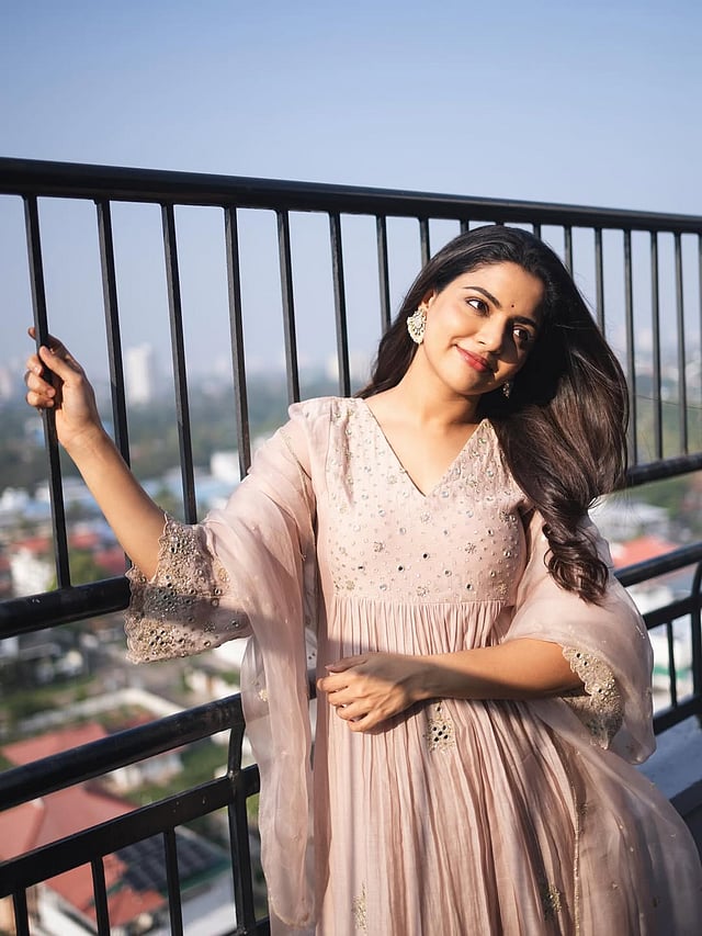 മലയാളത്തിന് പുറമെ തമിഴിലും കയ്യടി നേടിയിട്ടുണ്ട്