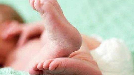 ഗര്‍ഭിണിയാണെന്ന് വീട്ടുകാര്‍ അറിഞ്ഞില്ല, യുവതി വീട്ടില്‍ പ്രസവിച്ചു; കട്ടിലിനടിയില്‍ കുഞ്ഞിന്റെ മൃതദേഹം