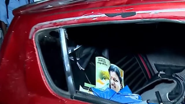 കലാശക്കൊട്ട്; യുഡിഎഫ് പ്രവർത്തകരുടെ കാർ വിദ്യാർഥികളെ ഇടിച്ചുതെറിപ്പിച്ചു, ബിന്ദു കൃഷ്ണയുടെ പ്രചാരണ വാഹനമെന്ന് സിപിഎം