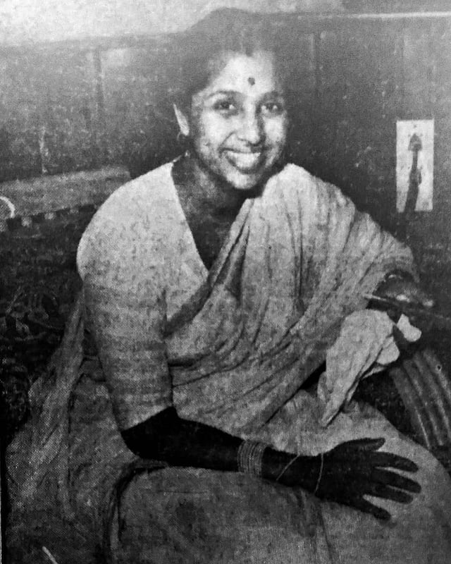 1943 ൽ മജാബാൽ എന്ന മറാഠി ചിത്രത്തിലെ ‘ചലാ ചലാ നവ്ബാല’ എന്ന ഗാനം പാടിക്കൊണ്ട് പിന്നണി ഗാനരംഗത്ത് അരങ്ങേറി.