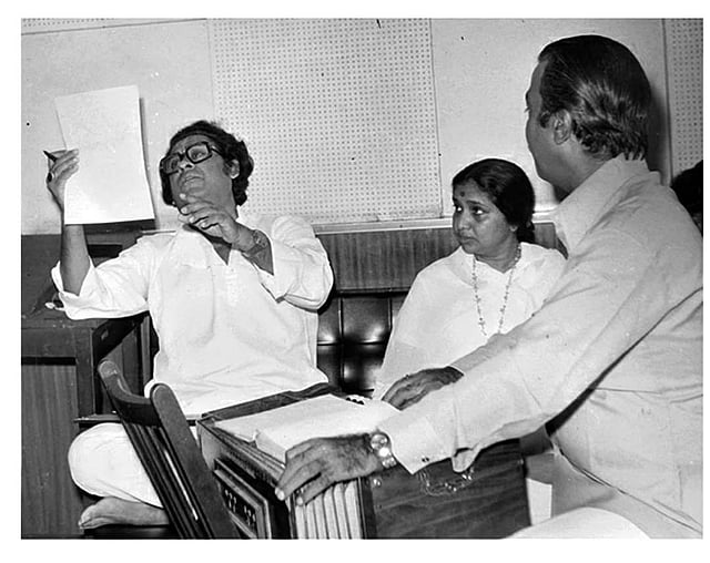 പ്രശസ്ത നടനും ഗായകനുമായ ദീനാനാഥ് മങ്കേഷ്കറിന്റെ പുത്രിമാരായ ആശയും ലതയും അച്ഛന്റെ ശിക്ഷണത്തിലായിരുന്നു സംഗീതത്തിന്റെ ആദ്യാക്ഷരങ്ങൾ പഠിച്ചത്.