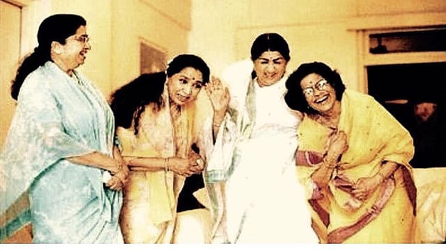 പ്രശസ്ത ചലച്ചിത്രപിന്നണിഗായികയായ ലതാ മങ്കേഷ്കരുടെ സഹോദരിയാണ് ആശാ ഭോസ്ലെ.