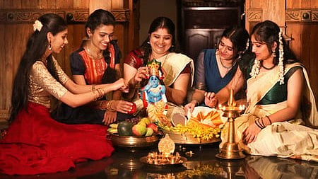 കണി കാണാൻ ഓട്ടുരുളിയില് എന്തെല്ലാം ഒരുക്കണം?; ശ്രീകൃഷ്ണ വിഗ്രഹത്തിന്റെ പ്രാധാന്യമെന്ത്?