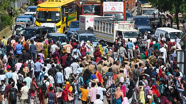 നോയിഡയിലെ തൊഴിലാളി സമരം: മിനിമം വേതനത്തില്‍  വര്‍ധന പ്രഖ്യാപിച്ച് ഉത്തര്‍പ്രദേശ് സര്‍ക്കാര്‍
