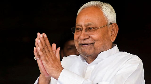 അവസാന മന്ത്രിസഭാ യോഗത്തില് പങ്കെടുത്ത് നിതീഷ് കുമാര്; പകരക്കാരനായി
സാമ്രാട്ട് ചൗധരി? ; ഇനി 'ബിജെപി' ഭരണം