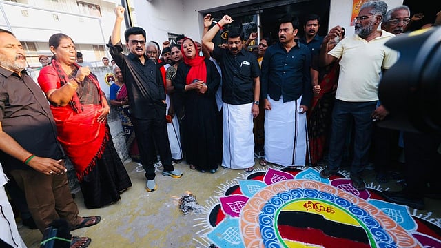 'പോരാടും, തമിഴ്‌നാട് പോരാടും'; മണ്ഡലപുനര്‍നിര്‍ണയത്തിൽ പ്രതിഷേധം,
കരിങ്കൊടി ഉയർത്തി മുദ്രാവാക്യം വിളിച്ച് എംകെ സ്റ്റാലിന്‍ - വിഡിയോ 