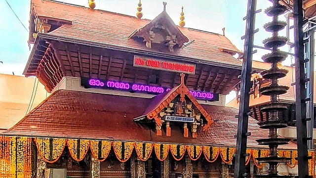 തിരുവോണം; ഗുരുവായൂരപ്പനെ തൊഴാന്‍ ഭക്തരുടെ നീണ്ടനിര, പതിനായിരം പേര്‍ക്ക് പ്രസാദ ഊട്ട്, കാഴ്ച ശീവേലി 