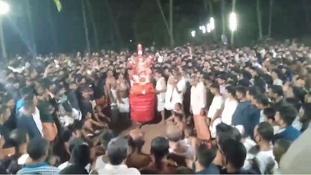 'തിരുമുടി അണിഞ്ഞ് ദൈവത്താറീശ്വരൻ', കച്ചേരിക്കാവ് ഭക്തിസാന്ദ്രം; അടി ഉത്‌സവത്തിൽ പങ്കെടുത്ത് ആയിരങ്ങൾ ( വീഡിയോ )