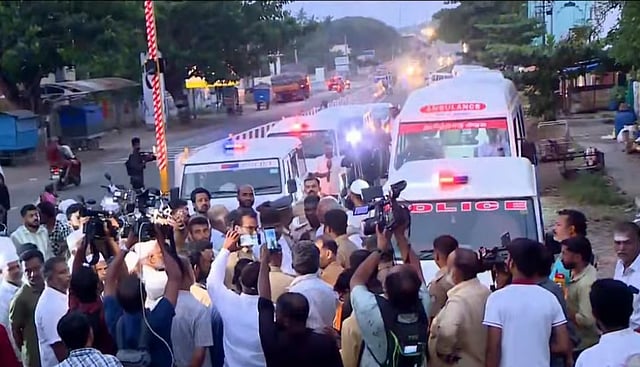 ചേതനയറ്റ ശരീരവുമായി അവര് നാട്ടിലേക്ക് മടങ്ങുന്നു; ഉള്ളുലഞ്ഞ് കേരളം; സ്കൂളില് പൊതുദര്ശനം
