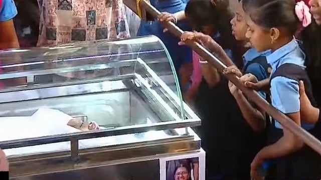 അന്ത്യയാത്രയ്ക്കായി അവര് സ്കൂളിലെത്തി; അന്ത്യാഞ്ജലി അര്പ്പിക്കാന് ആയിരങ്ങള്; സങ്കടക്കടല്
