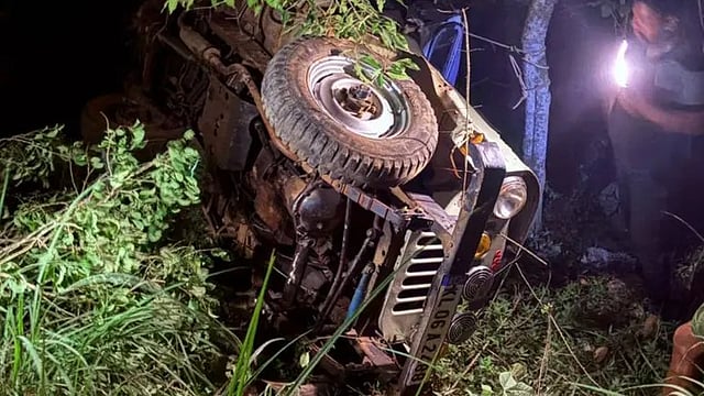 ഇടുക്കിയില് ജീപ്പ് കൊക്കയിലേക്ക് മറിഞ്ഞ് അപകടം, രണ്ട് മരണം; വാഹനത്തിലുണ്ടായിരുന്നത് 12 പേര്