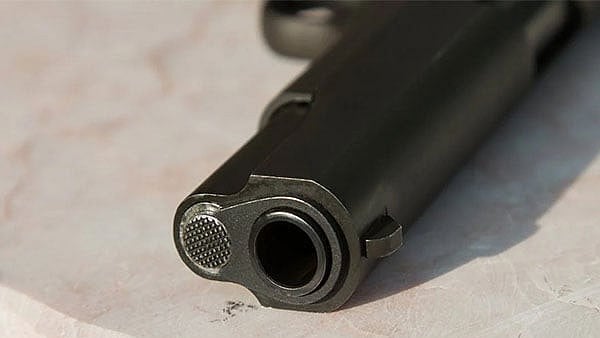 മൂന്ന് വയസുകാരന് കളിക്കാന്‍ അമ്മാവന്‍ തോക്ക് നല്‍കി; അബദ്ധത്തില്‍ വെടിയുതിര്‍ന്നു, ദാരുണാന്ത്യം 