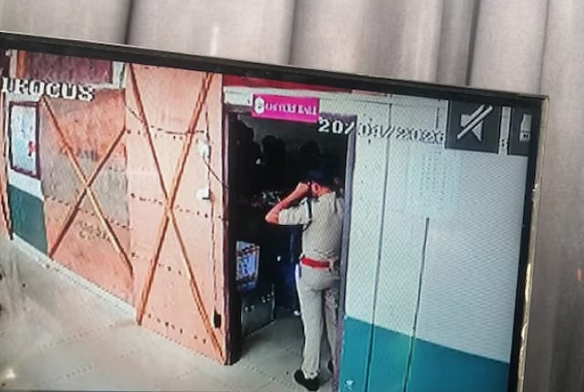 കോഴിക്കോട് സ്ട്രോങ് റൂം തുറന്നെന്ന് ആരോപണം; തെരഞ്ഞെടുപ്പ് അട്ടിമറിക്കാന് ശ്രമമെന്ന് യുഡിഎഫ്; വിശദീകരണവുമായി റിട്ടേണിങ് ഓഫീസര്