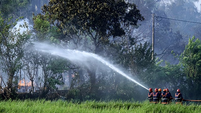 തീ നിയന്ത്രണവിധേയമാക്കാൻ ശ്രമിക്കുന്ന ഫയർഫോഴ്സ്