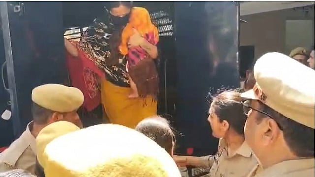 'തൂക്കിക്കൊല്ലണം', 'നീല ഡ്രം' കൊലപാതക കേസിലെ ഇരയുടെ അമ്മ കോടതിയില്, പ്രതി ഹാജരായത് കൈക്കുഞ്ഞുമായി