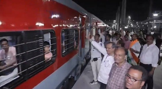 'വോട്ടര്മാരുമായി പ്രത്യേക ട്രെയിനുകള്'; ബംഗാളില് ബിജെപി തെരഞ്ഞെടുപ്പിനെ സ്വാധീനിക്കാൻ ശ്രമിക്കുന്നതായി തൃണമൂല്