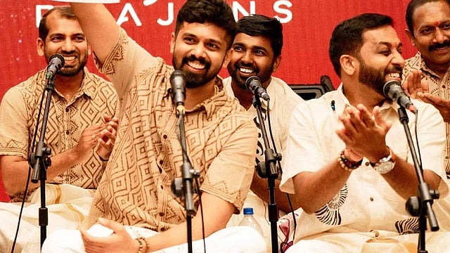 'ക്രിസ്തീയ ഭക്തിഗാനം പാടിയതില് ഒരു തെറ്റുമില്ല, ദേശവിളക്കിന് ക്രിസ്ത്യാനികളും തിരി തെളിക്കാറുണ്ട്'; നന്ദഗോവിന്ദം ഭജന്സിനെ പിന്തുണച്ച് ക്ഷേത്ര കമ്മിറ്റി