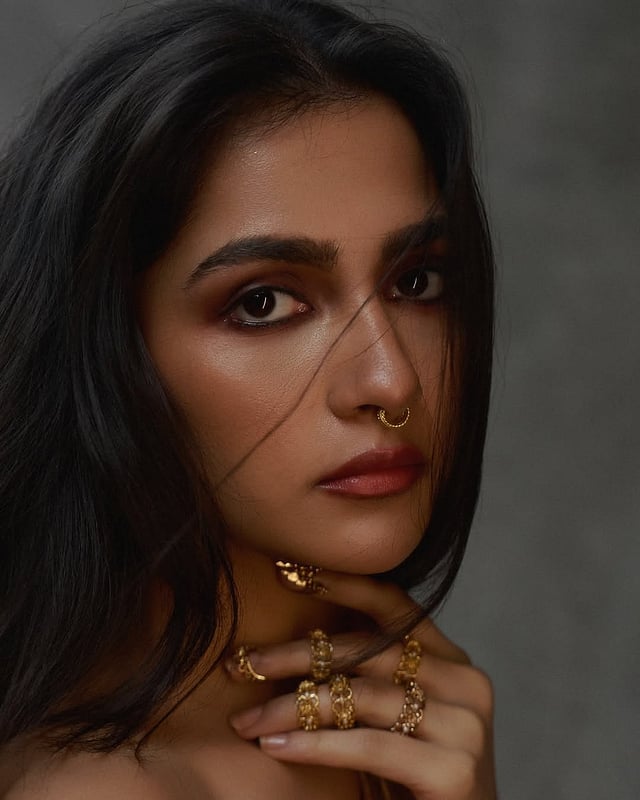 സോഷ്യല് മീഡിയ കീഴടക്കി രുക്മിണി വസന്ത്