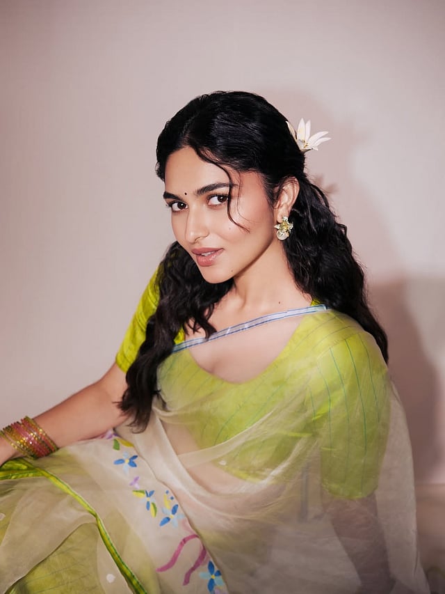 പച്ച സാരിയില് അതിസുന്ദരിയായി താരം