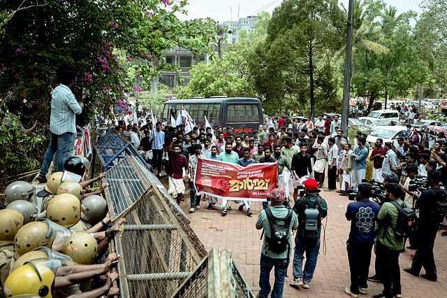 അഞ്ചരക്കണ്ടി ദന്തല് കോളേജിലേക്ക് എസ് എഫ് ഐയുടെ പ്രകടനം