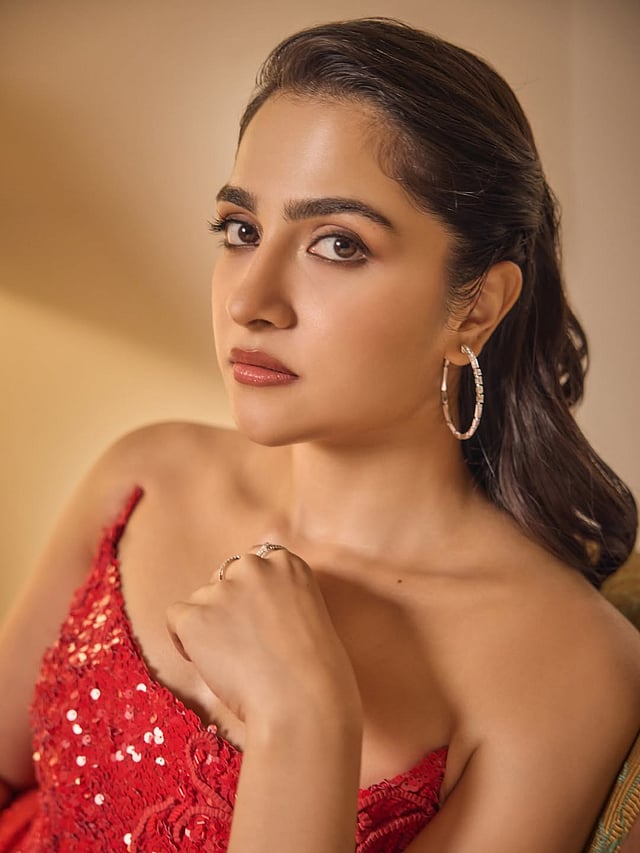 ചുവപ്പണിഞ്ഞ് രുക്മിണി വസന്ത്